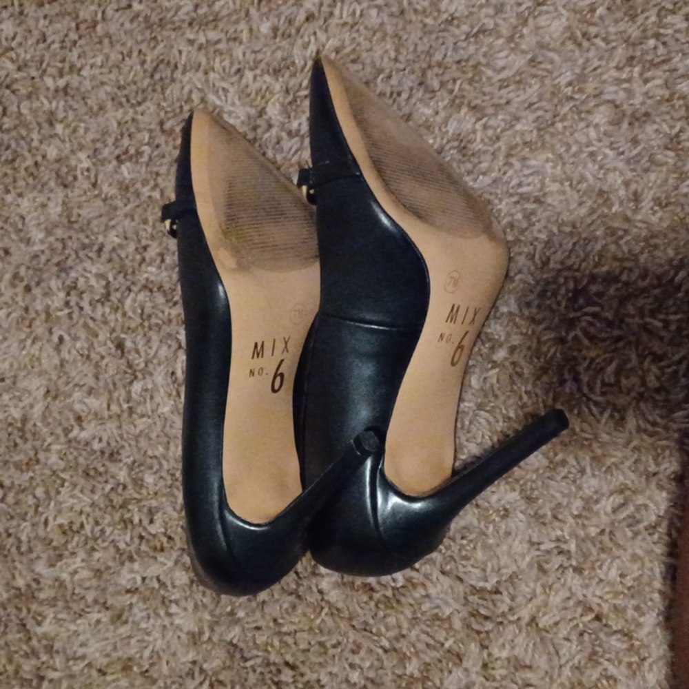 Mix 6. Black pumps size 7 - Picture 3 of 4